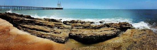 海南省东方市板桥镇双沟湾海岸石排阵列，沿海岸线分布很广，海深水阔，可泊大船。