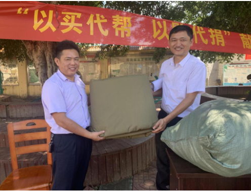 前任书记王基鸿关心现任书记蒙铂巍并送上温暖