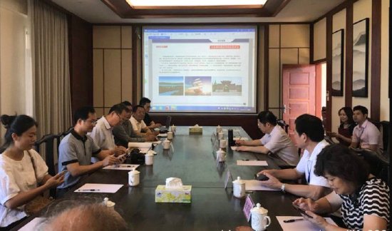 　　2018年5月15日，澄迈县人民政府组织各相关职能部门负责人，与海南省苏学研究会（筹）考察团在澄迈县裕生糖厂棚户区改造项目会议室座谈。