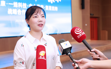 中心药房总经理马昱接受采访