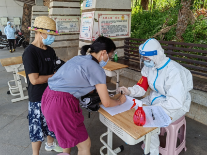 建行志愿者穿上防护服志愿核酸检测点工作