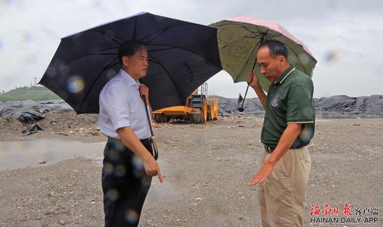 8月2日上午，省委书记刘赐贵冒雨登上垃圾填埋场的最高点，现场查看填埋场运行和排气、防渗、渗滤液处理等情况。海南日报记者李英挺摄