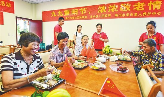 10月7日，在海口市美兰区演丰镇长者饭堂内，老人们一边品尝美味饭菜，一边分享生活趣事。海南日报记者 张茂 通讯员 王聘钊 摄