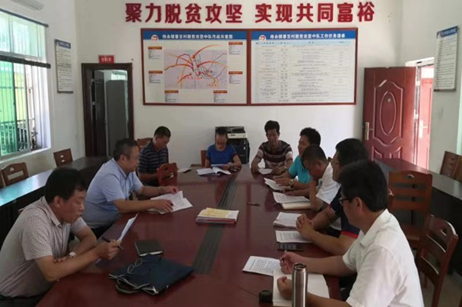 杨俊校长一行在番豆村村委会办公室与相关扶贫干部进行座谈