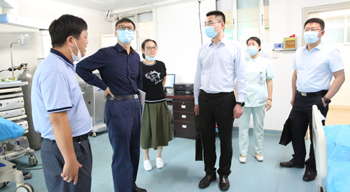 专家组一行在内镜诊疗中心调研