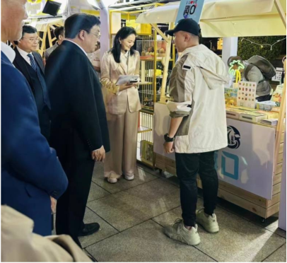 省委主要领导同志在“东坡悦礼”系列产品展销台前了解情况