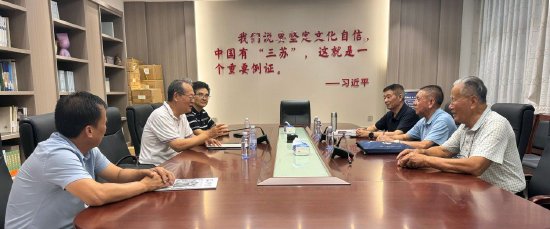 （右起）姜维民、姜泉水、姜孝友一行到访海南省苏学研究会，与李公羽、陈静远等座谈。