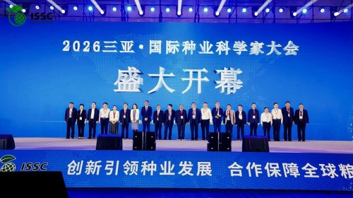 开幕式前，王祺扬同翟虎渠、谢华安等与会嘉宾到2026国际种业科技博览会巡馆。