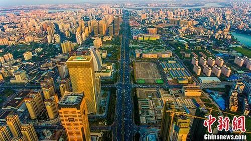 图为航拍海口市国兴大道(资料图)。 中新社记者 骆云飞 摄
