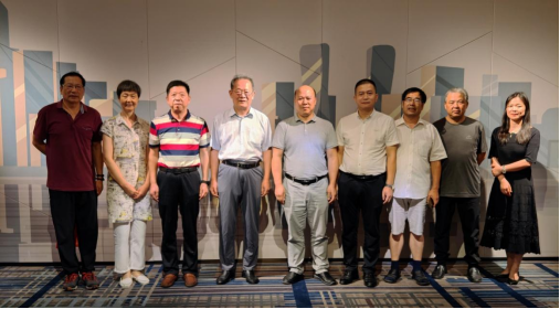 　　杭州市文化广电旅游局副局长张龙（中）、杭州市社科联社团管理处处长梁坤（左三）、东坡文化研究会会长王益庸（右四）、海南省苏学研究会理事长李公羽（左四）等合影留念