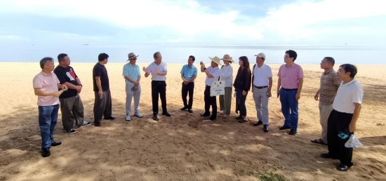 在东水港内海的冲积沙洲上，实地考察盈滨半岛海湾的潮汐涨落情况。