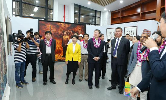 领导、嘉宾观看书画展