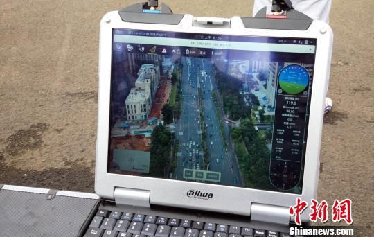 图为无人机巡查路况的实时影像。 林士杰 摄