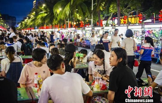 海口夜市人气旺，吸引不少食客前来。　吴天军　摄