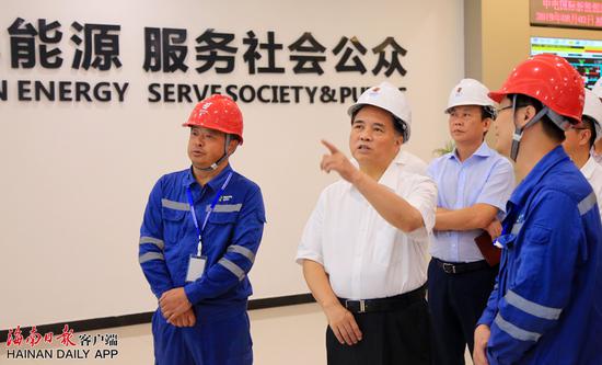 8月2日上午，省委书记刘赐贵来到海口市生活垃圾焚烧发电厂，详细了解垃圾处理的全过程。海南日报记者李英挺摄