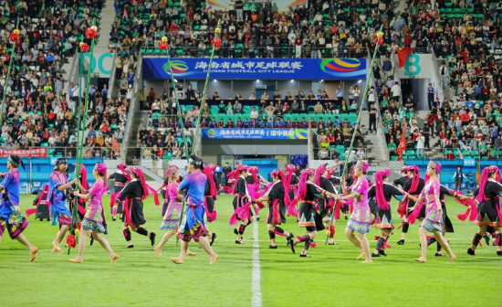 （比赛现场舞蹈表演）