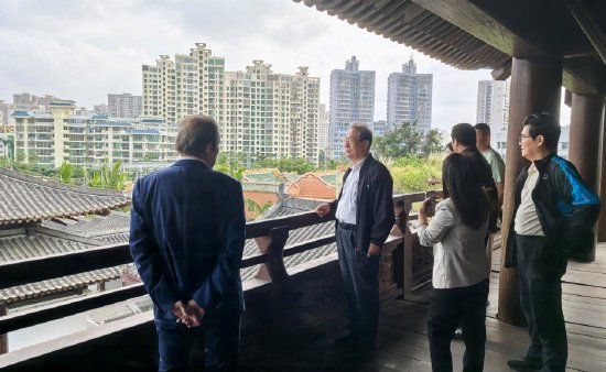 中国苏轼研究学会副会长李公羽（左二）向项目考察专家介绍地理环境和历史文化资源