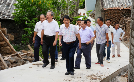 （左起）原海南省松涛灌区管理局党委书记唐卓高与李公羽、黎家丰等在乾山村内实地考察