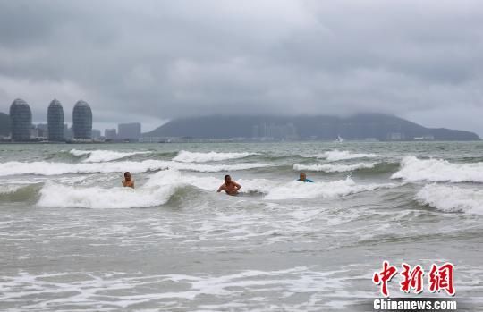 游客在三亚海边嬉水。王晓斌 摄