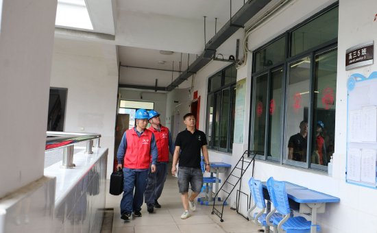 6月3日,海南电网海口供电局工作人员对考点线路和设备进行安全检查。(杨永光 摄)