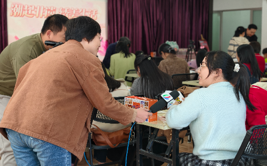 图：电视台采访潮州分公司开展“非遗+消保”宣传活动