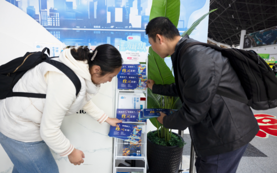 在新海港海南宣传台放徐闻的材料