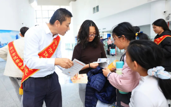 海口市导游协会优秀导游李伟向游客介绍海口