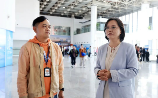 海口市旅游和文化广电体育局副局长张艳（右）
徐闻县交通运输局科长李世铭（左）