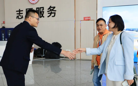 海口市旅游和文化广电体育局副局长张艳（右）
徐闻港综合事务部经理唐开腾（左）