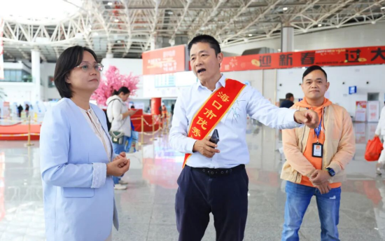 海口市旅游和文化广电体育局副局长张艳（左）
海口市导游协会优秀导游李伟（中间）
徐闻县交通运输局科长李世铭（右）