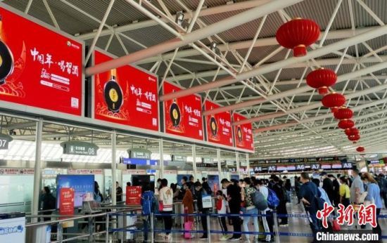 三亚机场,旅客排队过检。陈璐 供图
