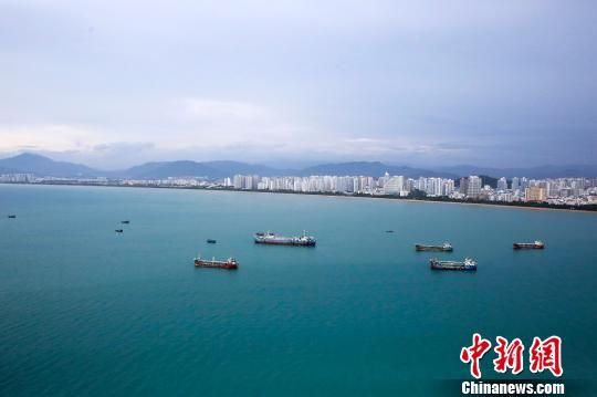 远眺三亚湾。 王晓斌 摄