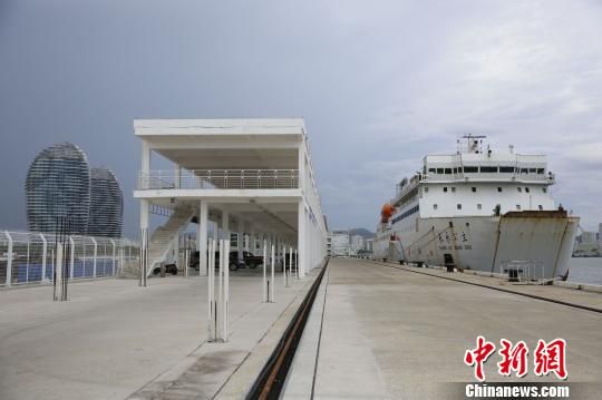 三亚凤凰岛二期填岛主体工程已于2016年完成,已经建成两个15万吨级的邮轮泊位。 王晓斌 摄