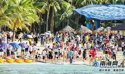春节期间，游客在陵水分界洲岛旅游区参加海上游乐项目。海南日报记者武威 通讯员 童国强 摄