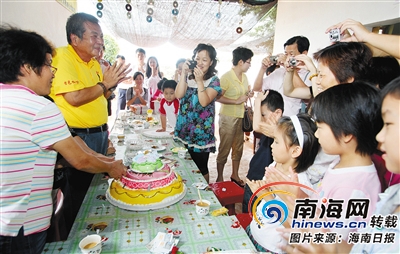 　　二〇〇九年五月九日，参加“台资企业网民开放日”公益活动的网友，受到古色农庄主人林文定（左二）一家人的热烈欢迎。