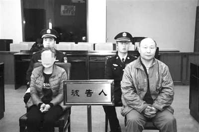 2017年1月23日,孙英辉和情妇李某受审时,两人全程无交流(据法制晚报)