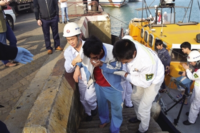 救生员转移受伤渔民