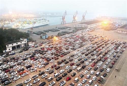 2月22日，汽车在海口市秀英港港区内排队等待出岛。新华社记者赵颖全摄