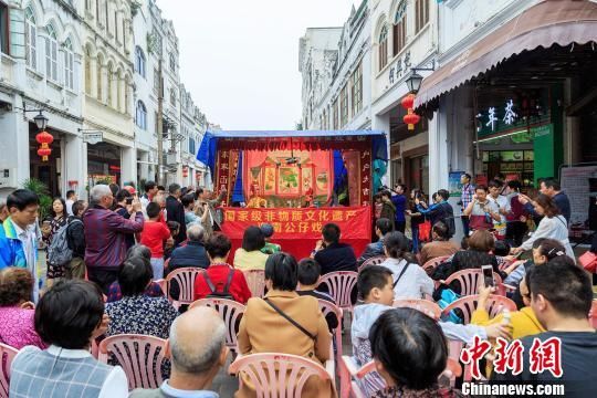 春节期间，海口骑楼老街为游客带来颇具本地特色的海南公仔戏表演。　罗长英　摄