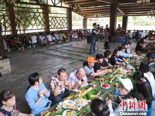 “黎族长桌宴”是黎族宴席的最高形式，上百名客人在该县霸王岭下品尝黎族美食。　王子谦　摄