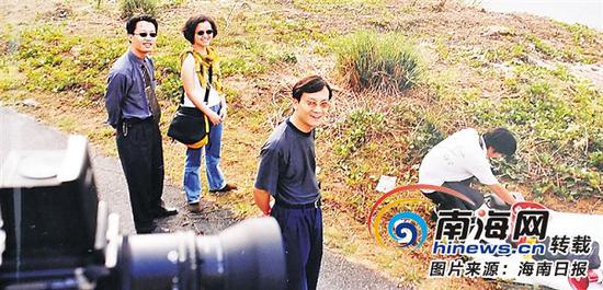 二十世纪九十年代,刘文军(中)在海口的摄制现场。(受访者提供)