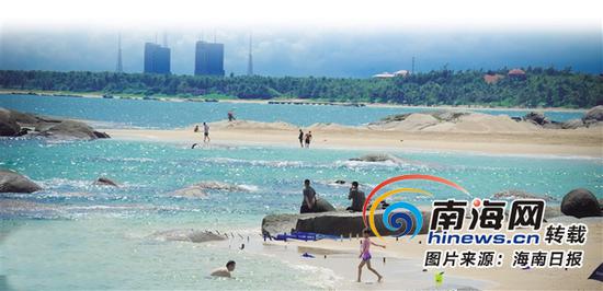 每逢节假日，文昌市龙楼镇格外热闹，众多游客前来享受沙滩、海水、阳光。海南日报记者 袁琛 摄