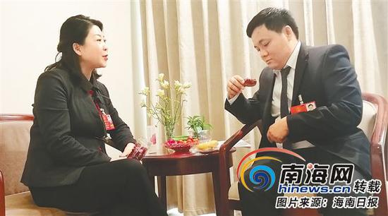 杨莹(左)向陈飘介绍玫瑰花茶。本报特派记者李磊摄