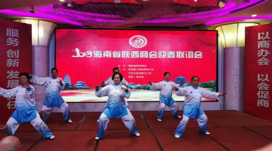 国家级社会指导员、海南省太极工委副秘书长、海南省二级裁判员李晓琴女士带领的团队表演太极拳