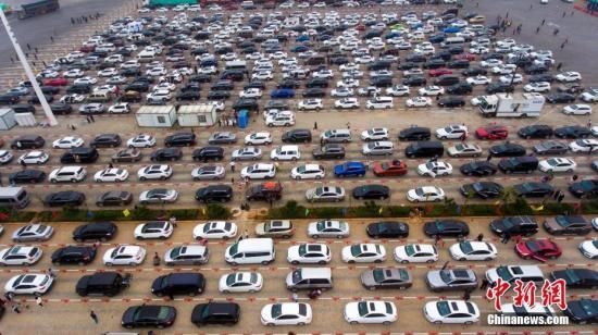 2月22日，航拍海口市新海港码头数千辆排队等待过海的滞留车辆。 中新社记者 骆云飞 摄
