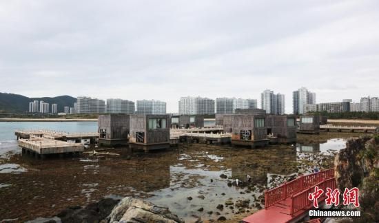 1月5日，海南三亚，执法部门正在对三亚洲际度假酒店“海上餐厅”进行拆除作业。中新社记者 尹海明 摄