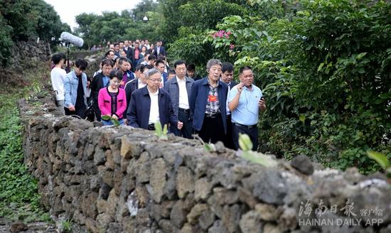 在海口市秀英区石山镇施茶村石斛种植园，参加全省文明生态村创建工作现场经验交流会的与会代表实地参观并了解海口文明生态村创建成果。海南日报记者张茂摄