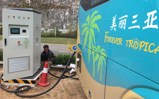 12月23日下午，三亚公交集团一辆电动巴士在陵水分界洲岛旅游区进行充电测试。