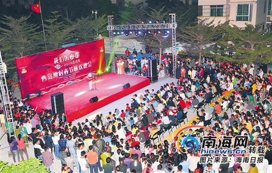 2月11日，西岛渔村村民自编自导的春节联欢晚会在西岛小学上演。海南日报记者 武威 摄