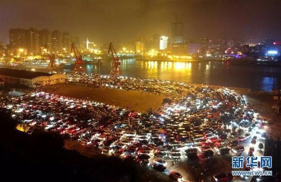 2月21日，车辆在海口市秀英港等待过海。赵颖全 摄